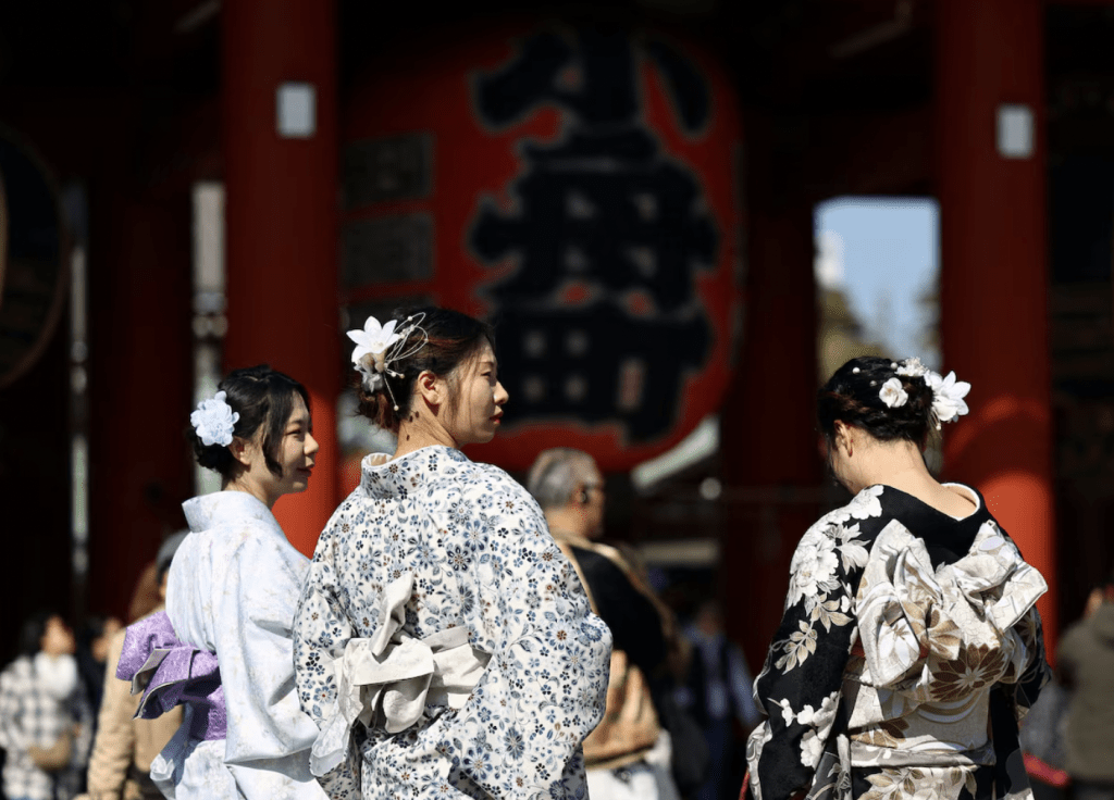 在北京，中國外交部近日提醒中國公民春節期間避免前往日本。路透社