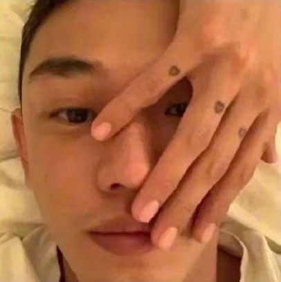 崔姓男子上載劉亞仁摸面照。