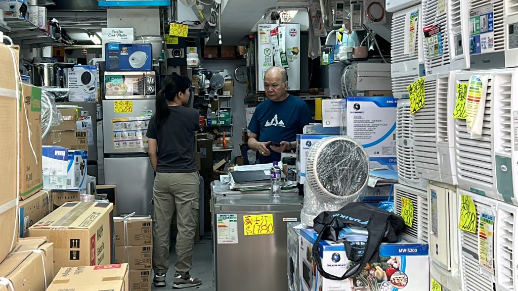 男店东在铺内协助调查。林思明摄