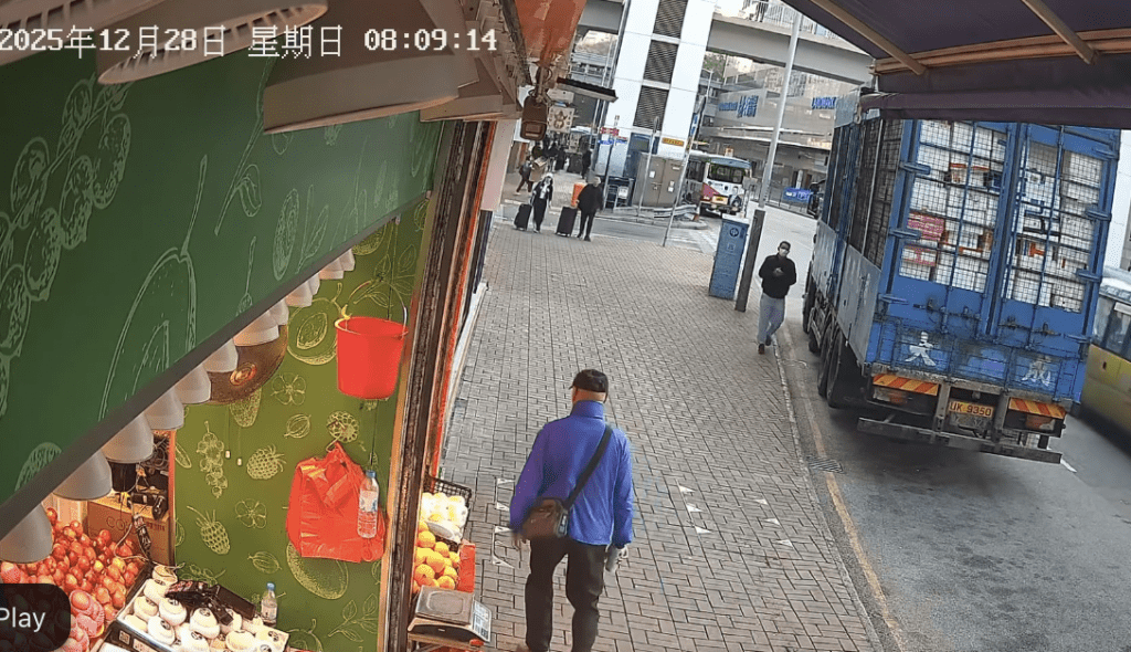 大約一分鐘時間，口罩男折返。fb「新界地區生活連線」