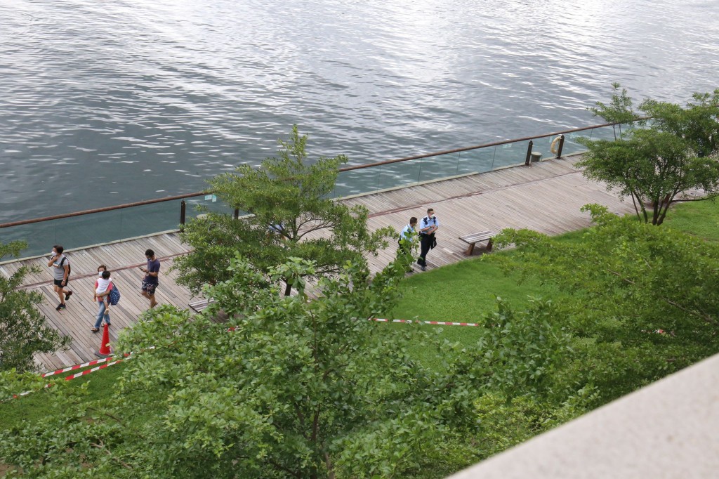 警方封鎖橋底海濱公園部分範圍以防危險。