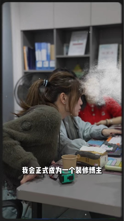 吳若希親力親為,認真地為新居策劃裝修。 吳若希親力親為,認真地為新居策劃裝修。
