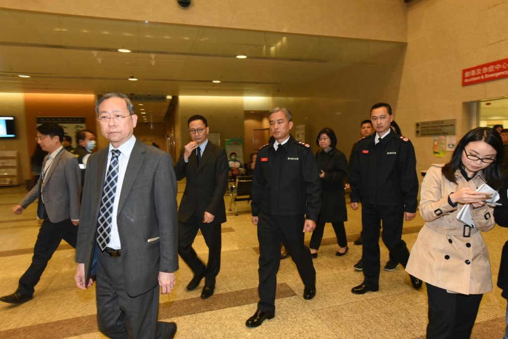 保安局局長黎棟國、消防處長李建日以及，公務員事務局局長張雲正到醫院了解情況。徐裕民攝