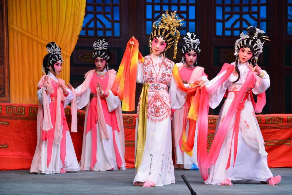 聲輝粵劇推廣協會是本港的非牟利慈善藝術團體，積極培育粵劇觀眾及演員的接班人