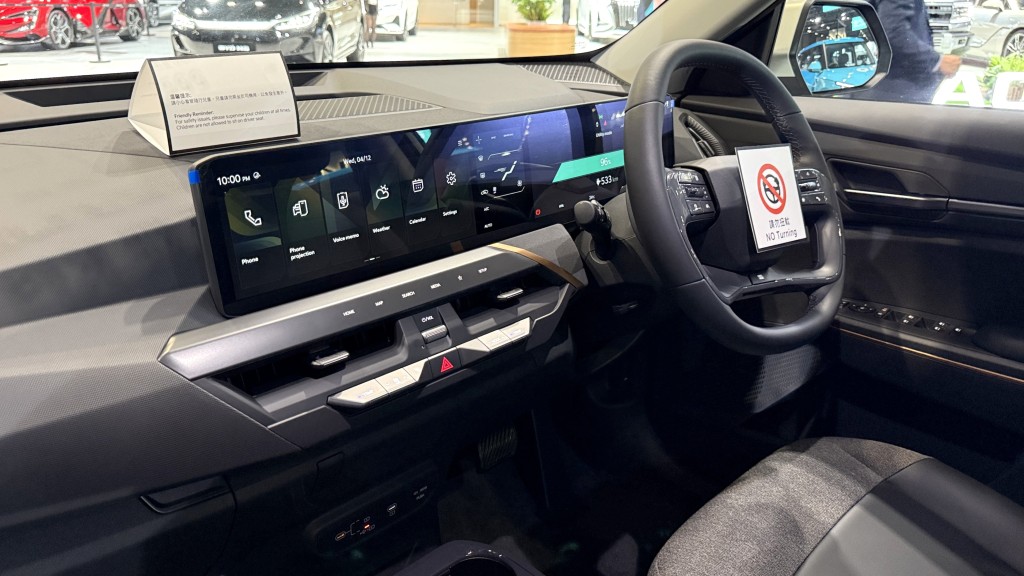 起亞KIA EV5純電動SUV搭載雙12.3吋數碼表板連中控觸屏，而雙屏幕之間另備5吋冷氣專屬顯示屏。