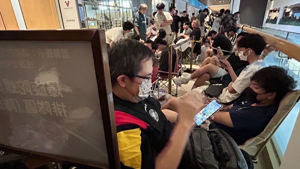 排隊者眾,大會原定昨晚10時30分才開放排隊區,但昨午起現場陸續已有人排隊。 排隊者眾,大會原定昨晚10時30分才開放排隊區,但昨午起現場陸續已有人排隊。