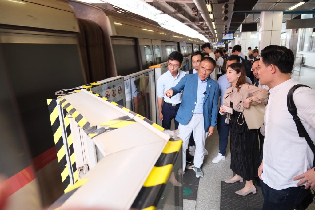  实政圆桌立法会议员田北辰表示，上周六（6日）他到观塘站实地视察月台同幕门空隙，批评港铁没有将车站存在的问题解决。田北辰FB