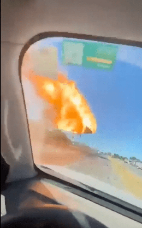 飛機撞到電線桿後爆炸起火，如火球般墜落在公路上。