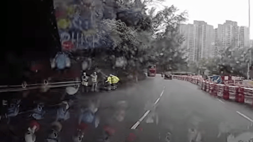 車CAM拍得6名清潔工在路邊清除雜草。（Leslie 創作雜誌）