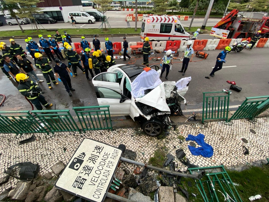欄杆路牌被撞斷。 欄杆路牌被撞斷。