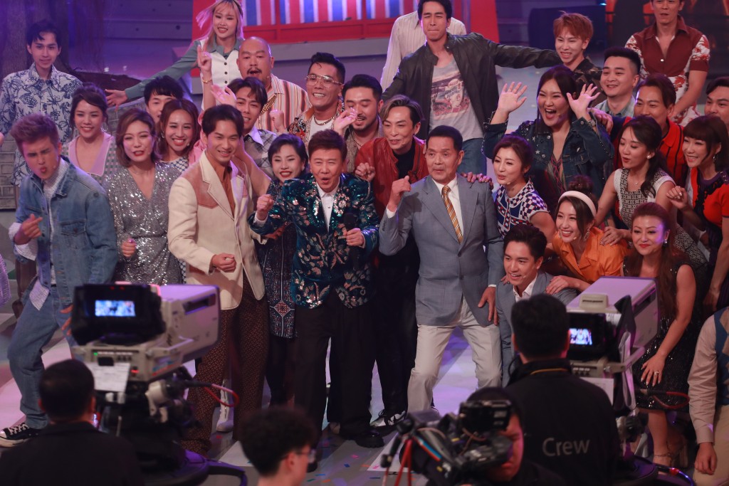 在TVB台庆表演，更有不少艺人集邮。