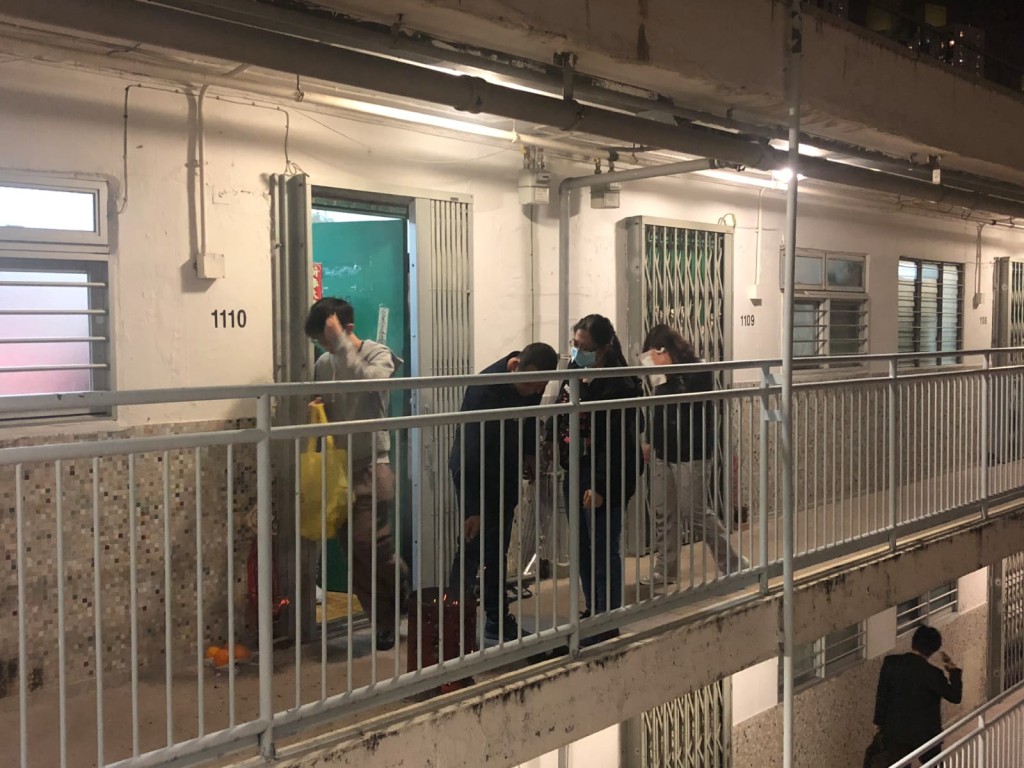 晚上有街坊在走廊焚燒衣紙拜祭死者