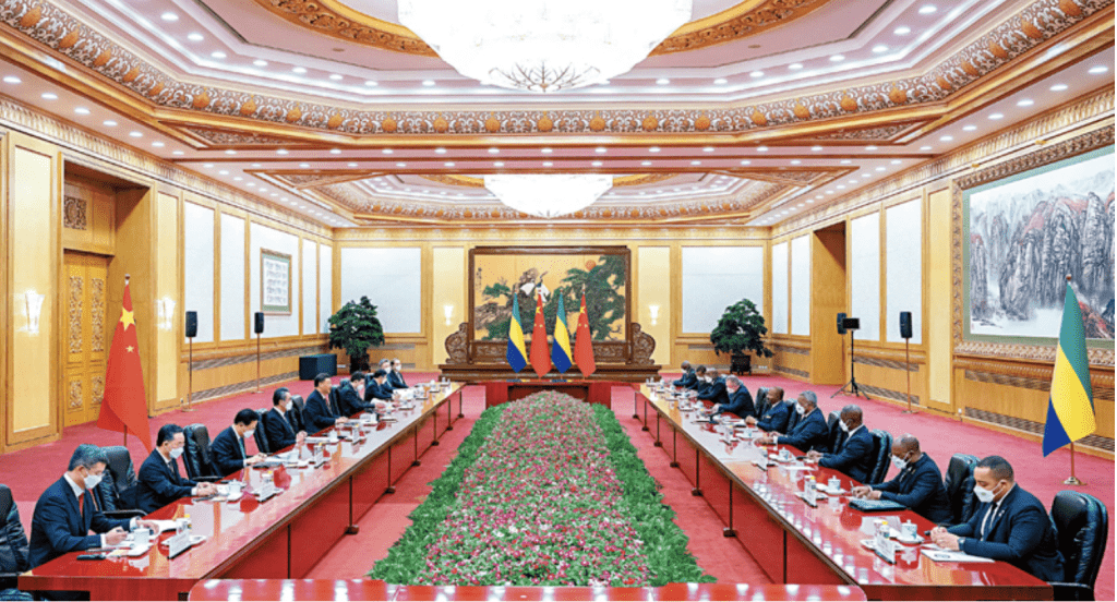 国家主席习近平在北京人民大会堂同加蓬总统邦戈举行会谈。 新华社