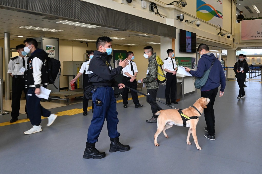 香港海关人员与模拟旅客于文锦渡管制站进行演练。