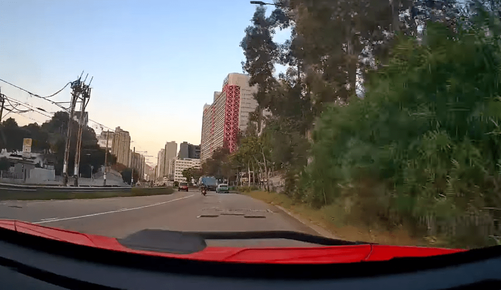 红色私家车沿青云路行驶。fb：交通意外求片区