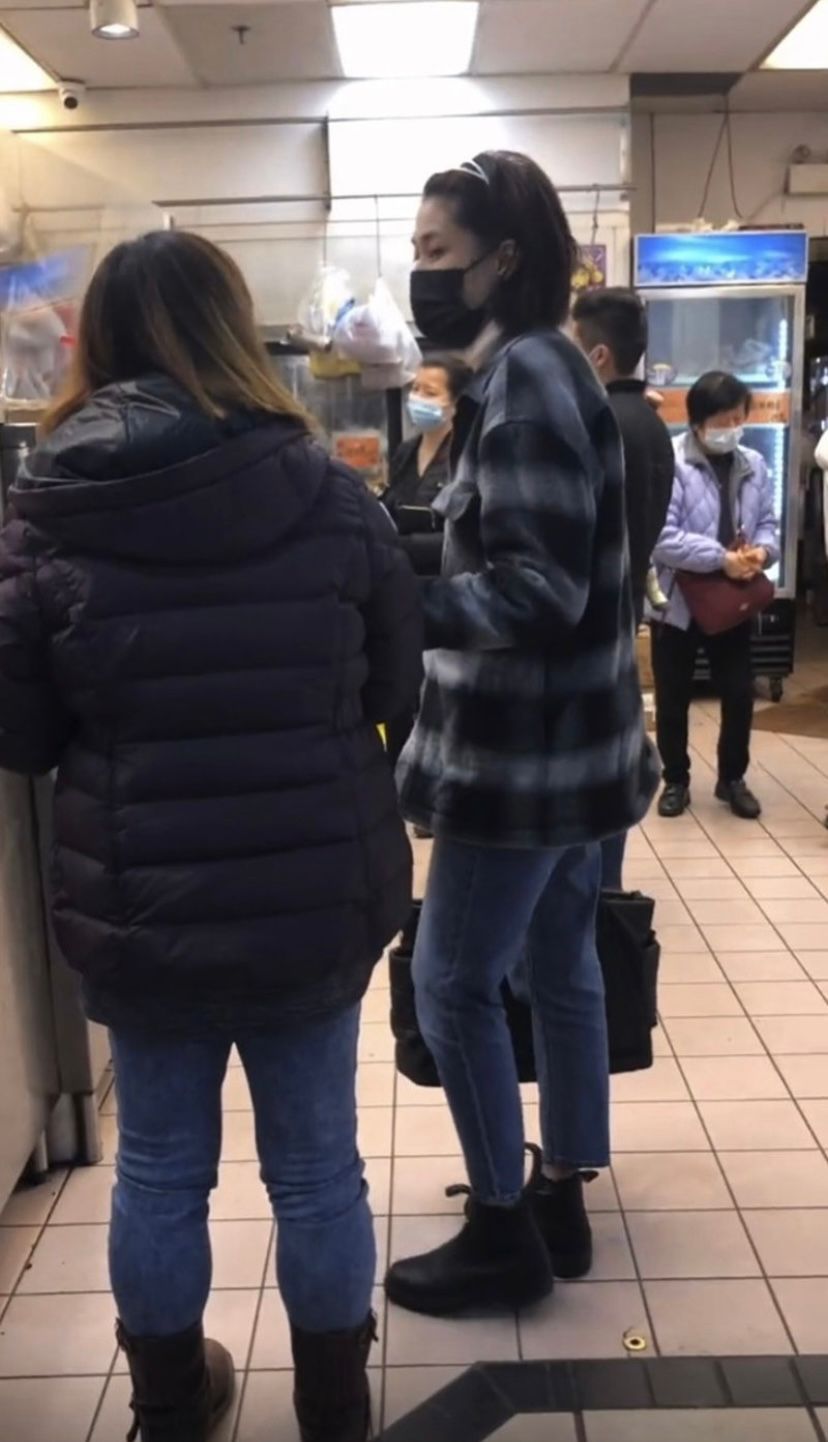 戴上口罩跟身邊人交談。