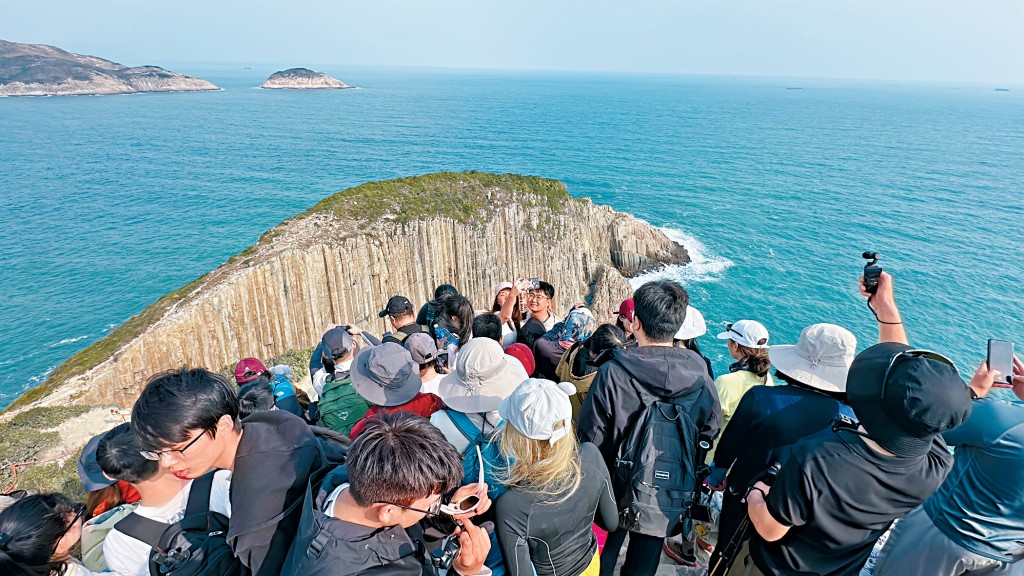 元旦期間，大批遊客到訪破邊洲，部分人無視警示牌，走近懸崖邊自拍。
