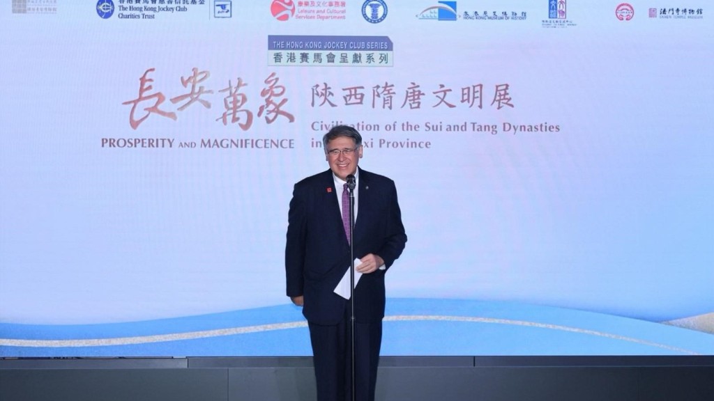 香港賽馬會副主席黃嘉純於開幕典禮上致辭。