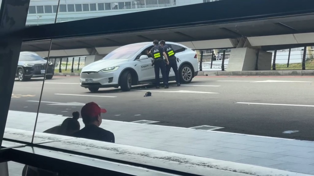 航警隨即連開8槍阻止Tesla離開,並將司機拉出車制服。threads@ysx.tw_47片段截圖 航警隨即連開8槍阻止Tesla離開,並將司機拉出車制服。threads@ysx.tw_47片段截圖