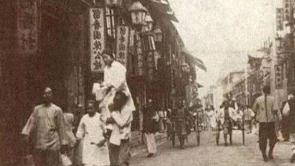 上海福州路一雏妓出台时的情景。