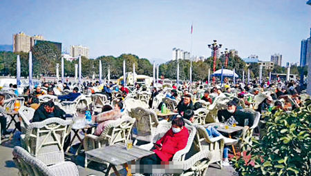 ■四川廣元利州廣場人頭湧湧。