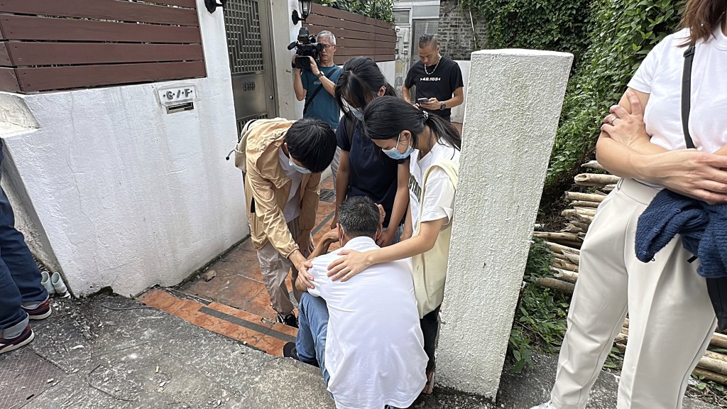 死者丈夫一直嚎啕大哭。劉漢權攝 死者丈夫一直嚎啕大哭。劉漢權攝
