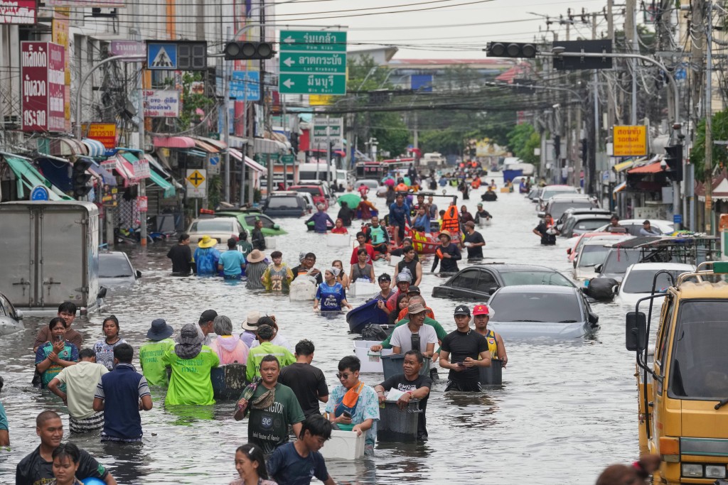 曼谷近日遭遇極嚴重水災,已致超過23人死亡。美聯社 曼谷近日遭遇極嚴重水災,已致超過23人死亡。美聯社