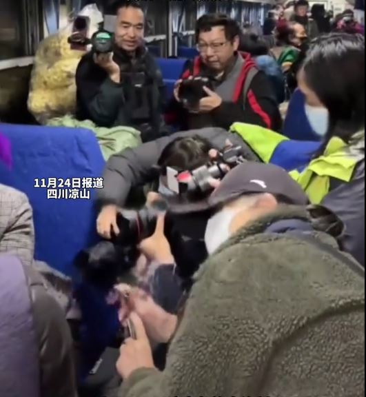 中老年旅行團「龍友」無禮圍攝彝族，惹來網民抨擊。黑龍江交通廣播