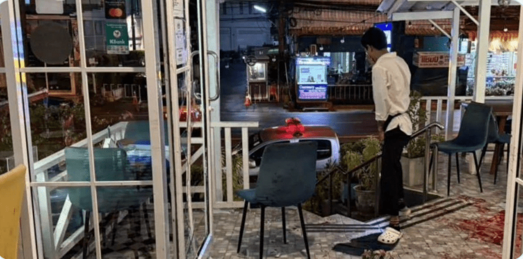 員抵達現場時,發現餐廳門口的玻璃碎裂一地,地面留有駭人的大片血跡,而受傷男子已被送往查隆醫院(Chalong Hospital)。布吉警方圖片 員抵達現場時,發現餐廳門口的玻璃碎裂一地,地面留有駭人的大片血跡,而受傷男子已被送往查隆醫院(Chalong Hospital)。布吉警方圖片