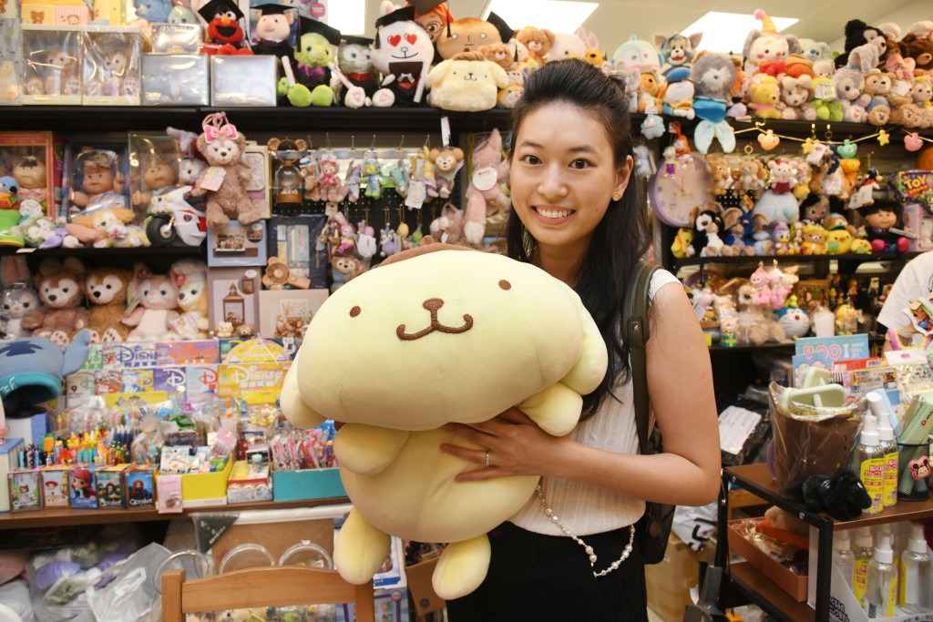 一位年輕媽媽Sarah親身到店,來取回修復完成的布甸狗。她抱着這隻「重生」的公仔,臉上難掩喜悅,現時布甸狗已經傳給她的囝囝。 一位年輕媽媽Sarah親身到店,來取回修復完成的布甸狗。她抱着這隻「重生」的公仔,臉上難掩喜悅,現時布甸狗已經傳給她的囝囝。