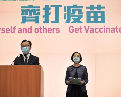 聶德權（左）宣布，由本月16日起，開放多12間社區接種中心為市民接種復必泰疫苗。
右為陳肇始。