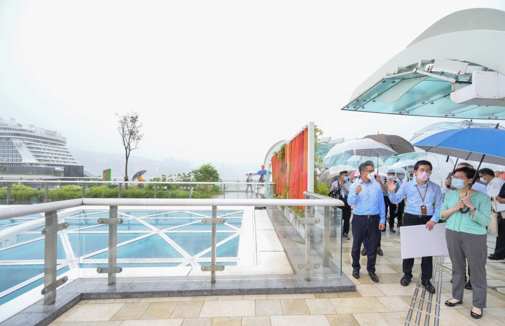 林鄭月娥參觀建於隔音屏障上的啟德空中花園。政府新聞處圖片