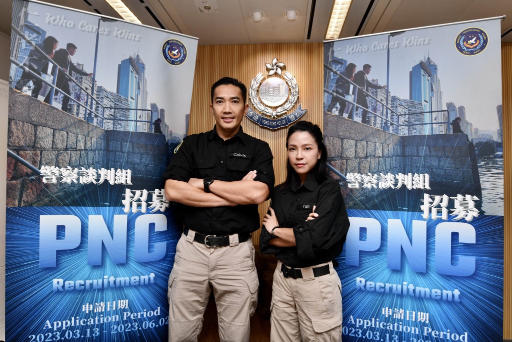  警察谈判组总训练主任张健斌（左）及成员王天惠（Yuri）(右)。卢江球摄