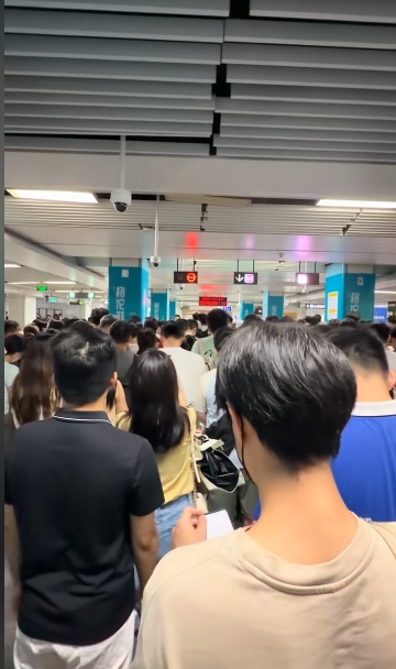 深圳地鐵5號線28日早上發生故障，網民發布「快擠成肉餅」的影片。 抖音