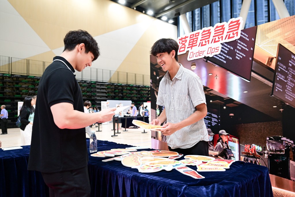 啟德體育園去年首辦大型招聘活動「Slasher Challenge 2025」,吸引超過1,600 人參加即場面試,反應熱烈、好評如潮,當中超過四成成功獲聘者來自東九龍地區,促進社區參與及「原區就業」。 啟德體育園去年首辦大型招聘活動「Slasher Challenge 2025」,吸引超過1,600 人參加即場面試,反應熱烈、好評如潮,當中超過四成成功獲聘者來自東九龍地區,促進社區參與及「原區就業」。