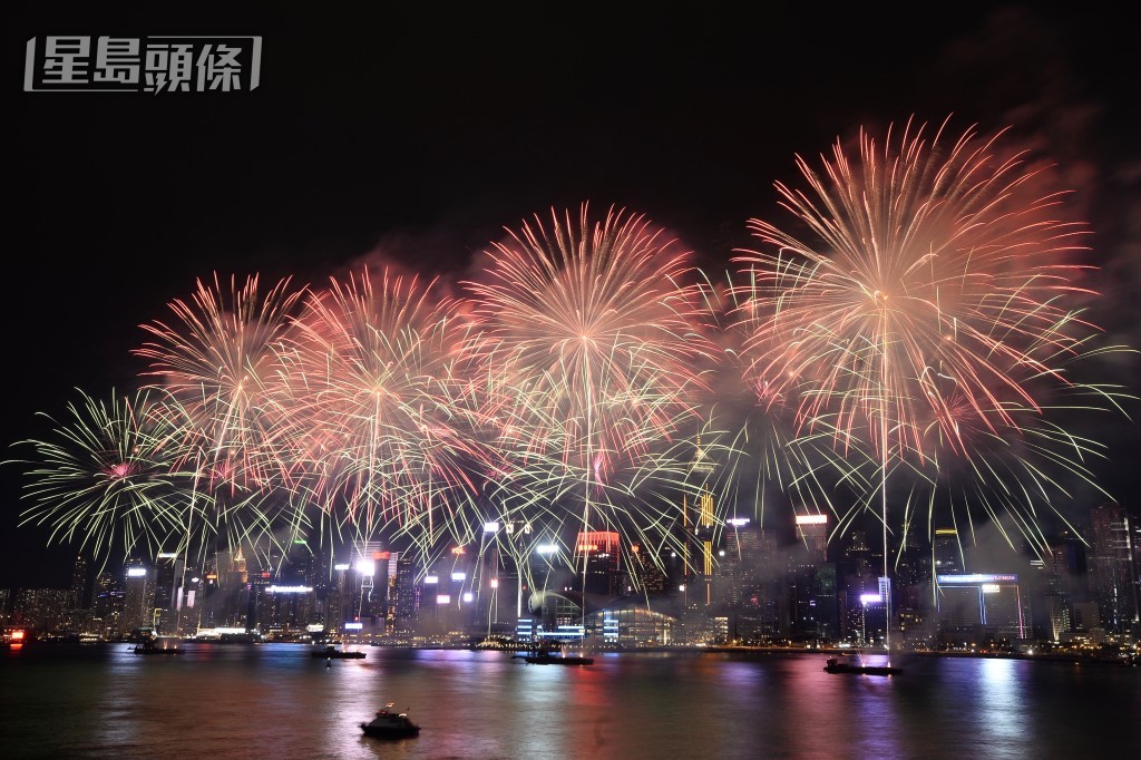 李家超表示，10月1日再次舉辦國慶煙花匯演，是5年以來香港再次煙花匯演。資料圖片