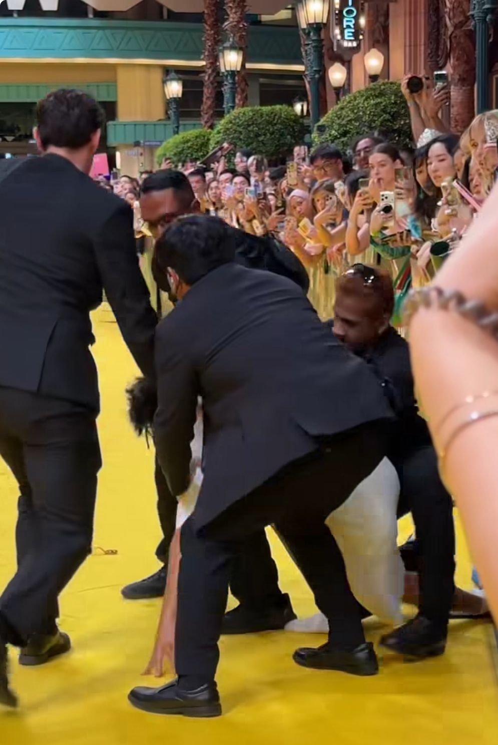 狂迷被多名保鏢制服。