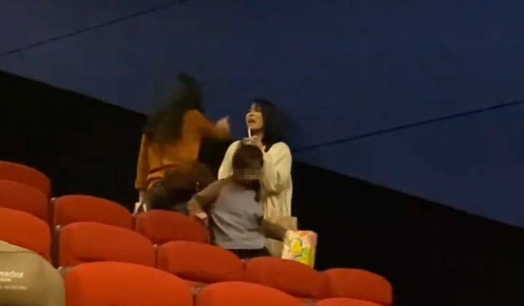 白衣少女電影院座位被佔，反遭對方（紅衣）指罵「沒社會地位出來幹嗎？」微博＠二七塔日記