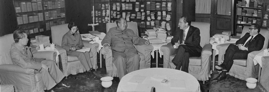 1972年时任美国总统尼克逊访华与毛泽东会面，由基辛格（右一）陪同。左一是周恩来。