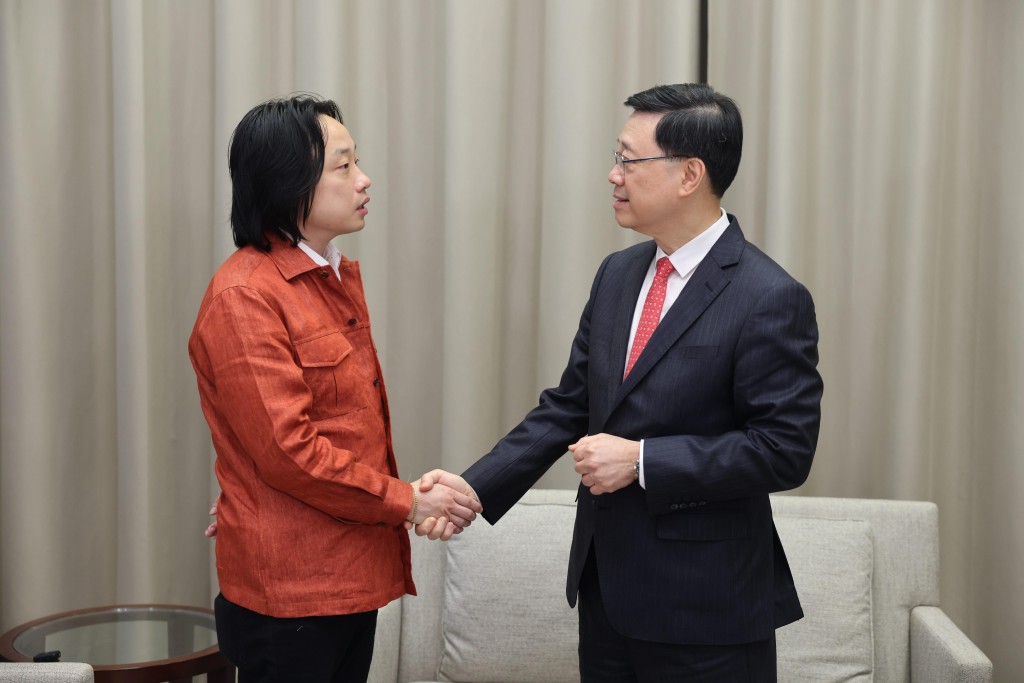 作為香港華仁書院舊生的歐陽萬成,近日與作為九龍華仁書院校友的李家超在政府總部相聚。CAA創新精英文化經紀微博圖片 作為香港華仁書院舊生的歐陽萬成,近日與作為九龍華仁書院校友的李家超在政府總部相聚。CAA創新精英文化經紀微博圖片