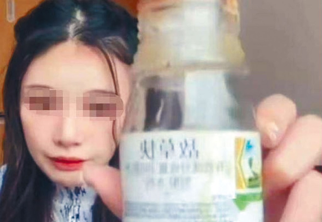 女网红直播期间喝农药自杀。