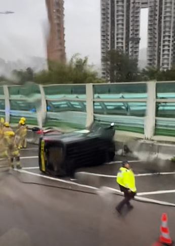 客貨車翻側。fb屯門公路塞車關注組影片截圖 
