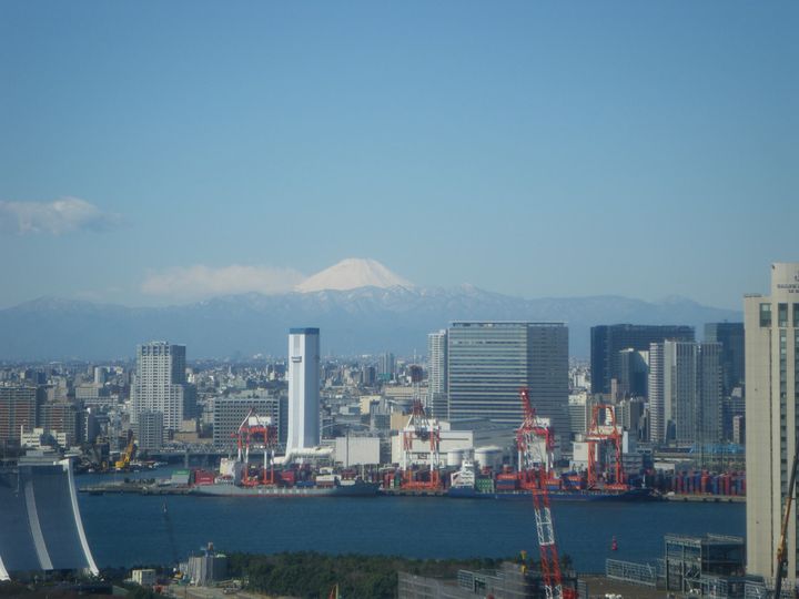 身处台场大摩天轮，有机会看到富士山美景。