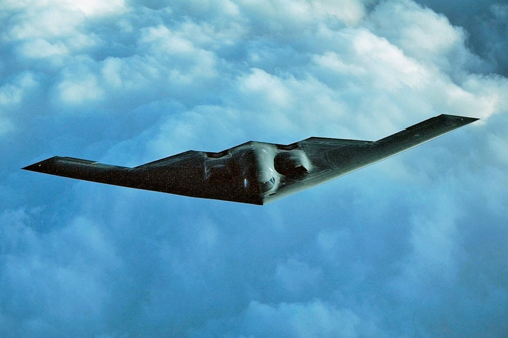 美軍GBU-57巨型鑽地彈由B-2隱形轟炸機攜帶。