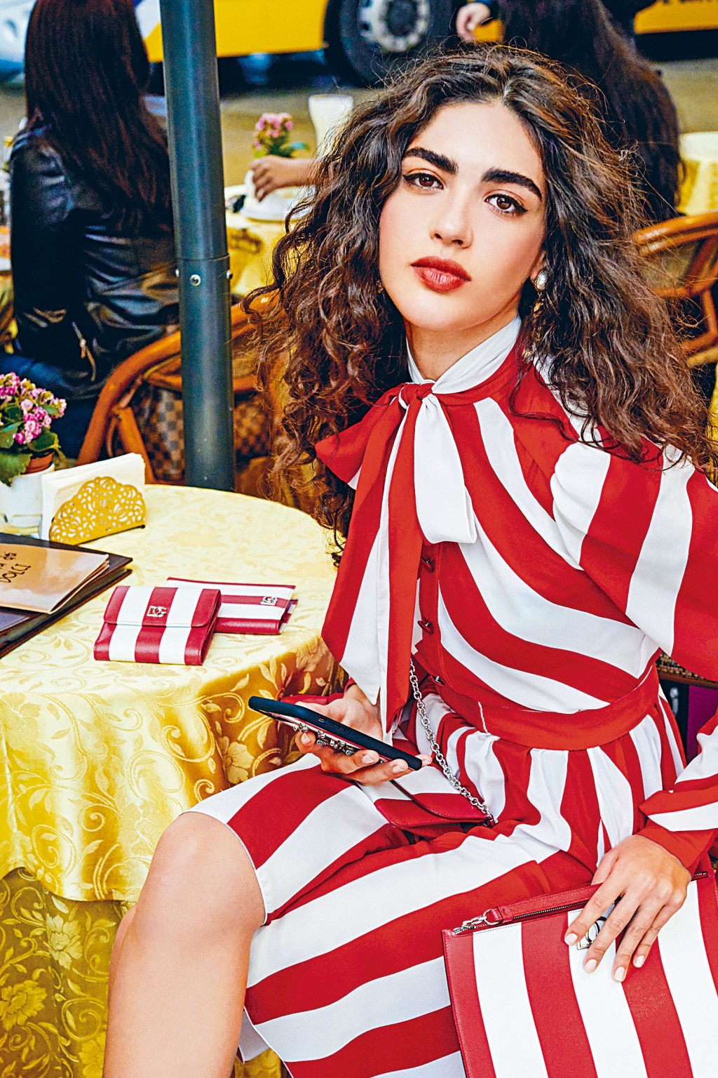 Dolce&Gabbana度假系列紅白色條紋連身裙，襯以同色條紋小皮具及手袋，演繹Pattern-on-pattern的時尚美態。