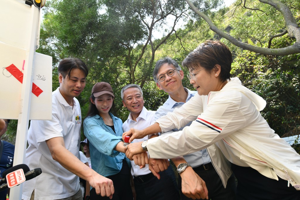 漁護署署長黎堅明、旅遊界立法會議員江旻憓等到破邊洲視察。