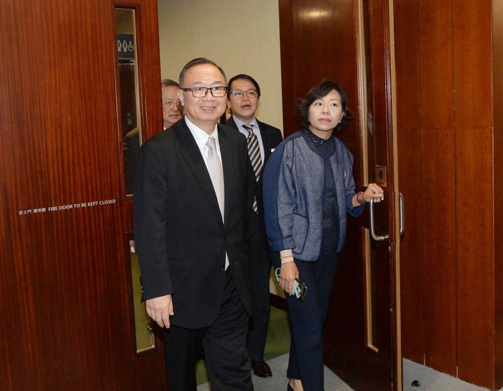 建制派同意派4名代表,與民主派4名代表明日開會進行商討。