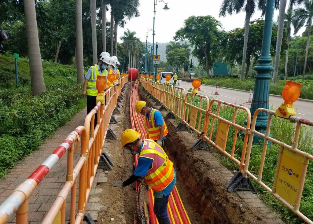 中電工程團隊為大嶼山竹篙灣檢疫中心鋪設地底電纜,連接電力網絡。 中電提供