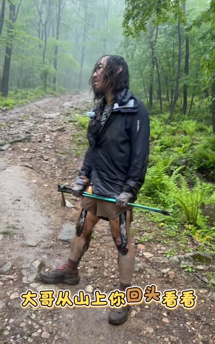 朱勇满身泥泞像野人的形象，在网上爆红。抖音