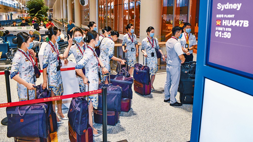 海口美蘭機場的海航空姐正在登機。